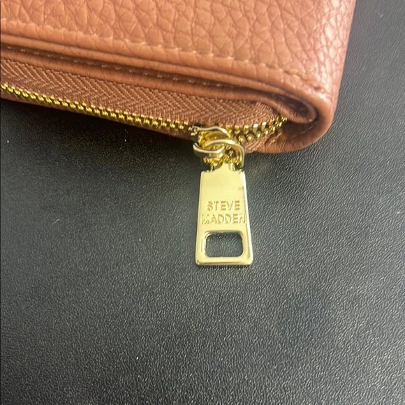 NWOT Steve Madden Brown Wallet with Gold Accents - Picture 3 of 9